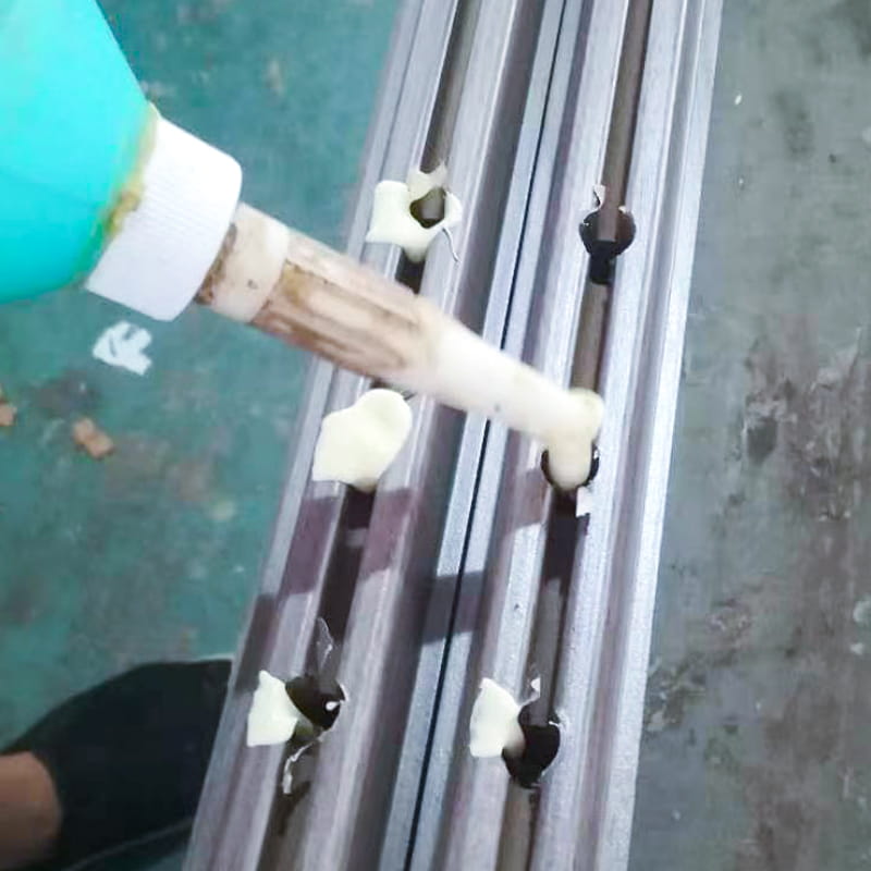 Adesivo con giunzione tenone del pannello di porta LM158